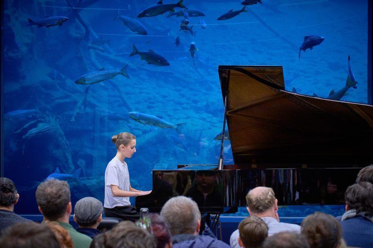 Vor der atemberaubenden Kulisse im Alpenzoo in Innsbruck durften Klavierschüler der Rheintalischen Musikschule gemeinsam mit jenen aus Innsbruck ein Gemeinschaftskonzert abhalten. (Quelle: Musikschule Innsbruck)