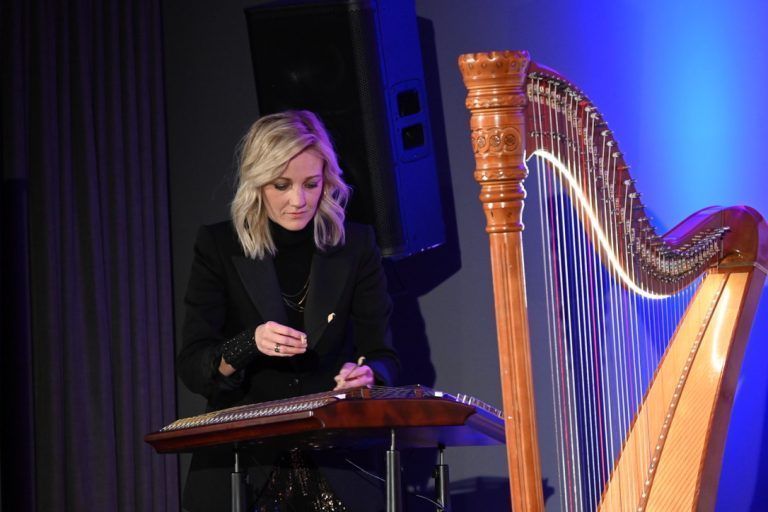 Himmlische Musik „Harp `n`Bass: Katrin Unterlercher spielt auch Hackbrett.