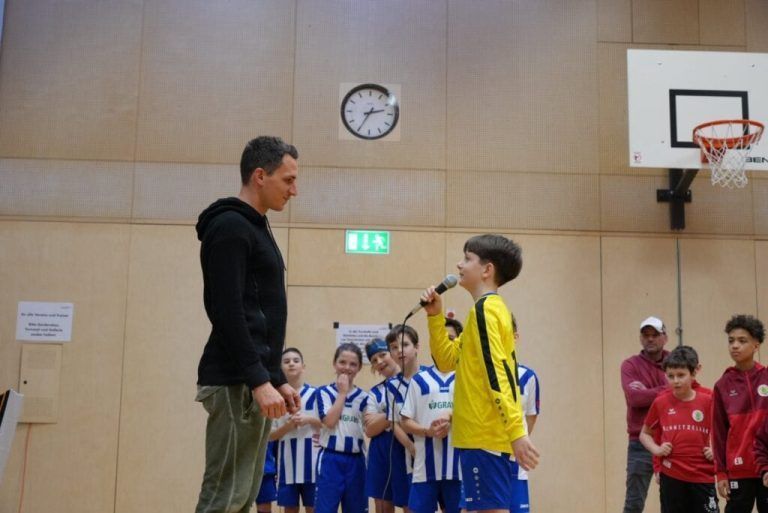 Nachwuchsturnier begeisterte mit Vielfalt: Georg Margreitter stand den Kids Rede und Antwort. (Bildergalerie)