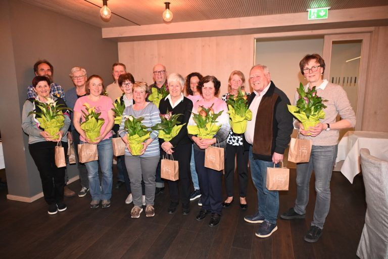 21 Mitglieder nahmen am Blumenschmuck Bewerb teil.