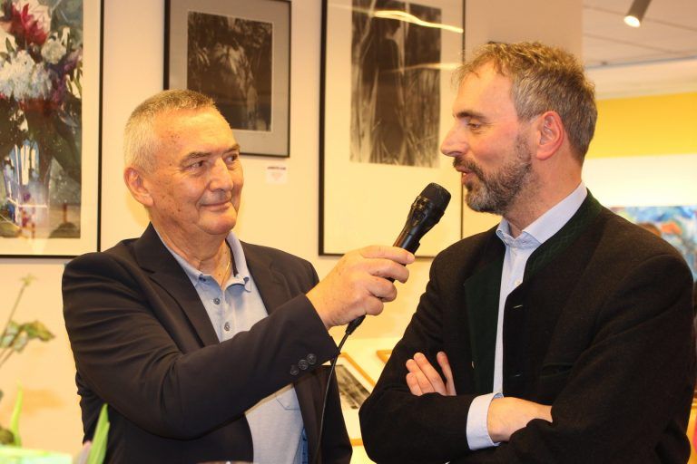 Grenzenloses Interesse in Sachen Kunst: Auch Lindenbergs Bürgermeister Eric Ballerstedt war hocherfreut über das Interesse, das diese Ausstellung auslöste. Lindenberg sei schon mehrfach als sonnigste Stadt Bayerns ausgezeichnet worden und heute strahlen Künstlerinnen und Künstler mit der Sonne um die Wette.