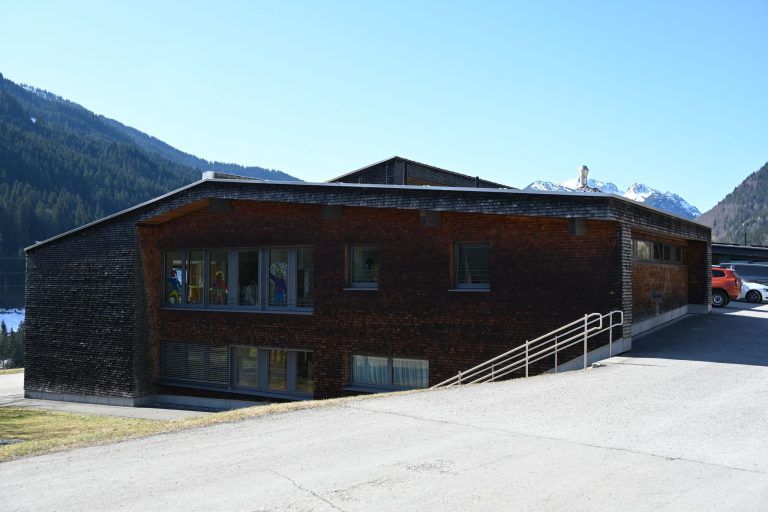 Altes Schulgebäude wird zum Kinderhaus: Das ehemalige Schulgebäude wird zum Kinderhaus Wald a. A. umfunktioniert.