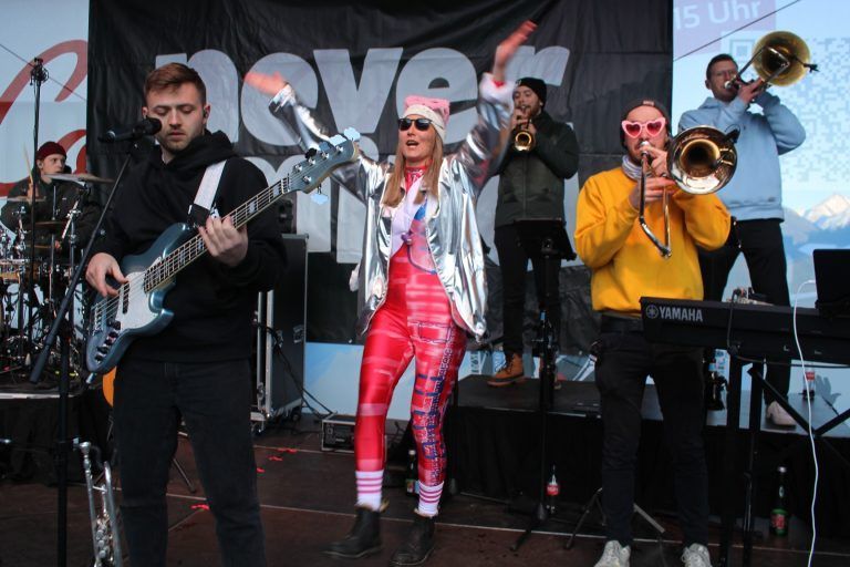 Halbzeit bei Ski&Concert in Warth: Braut Nicole feierte "ihren Tag" ausgelassen und verstärkte kurzfristig sogar die Band.