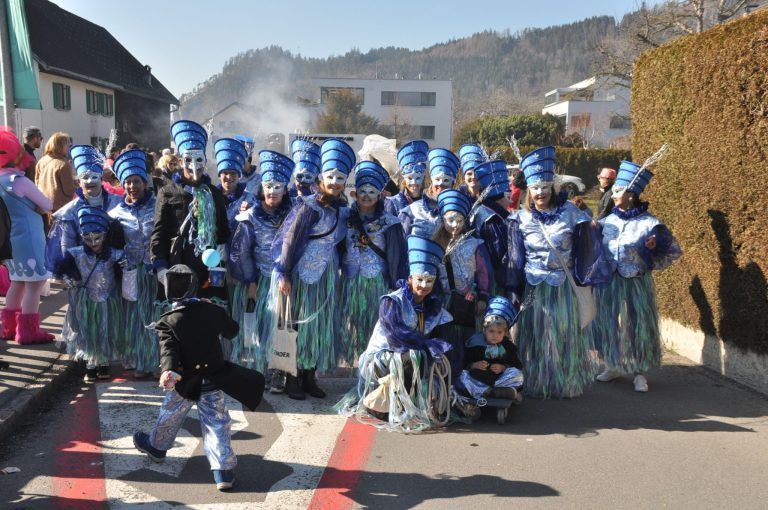 Mählbira Fasnatumzug in Nüziders: Blaue Pharoninnen