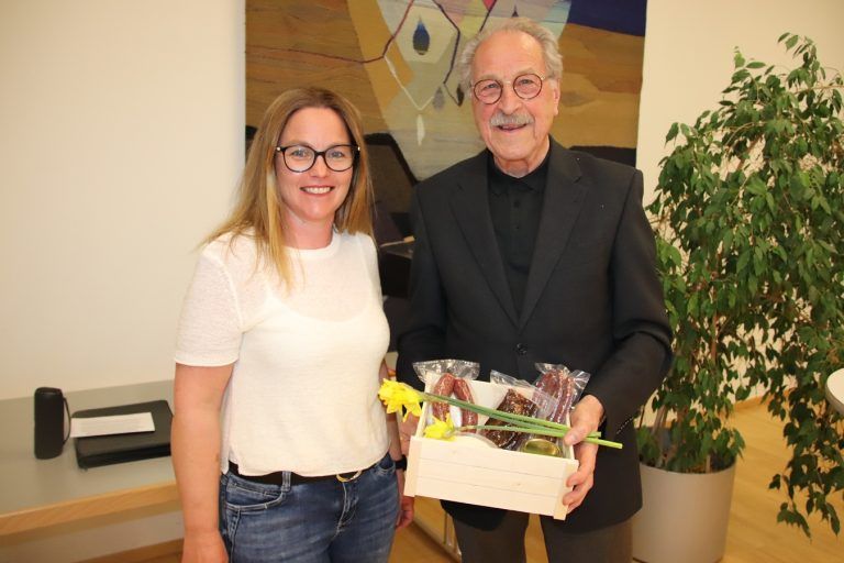 Obfrau Claudia Gunz bedankte sich bei Alt-Bgm. Erwin Mohr. (Foto: NAM)