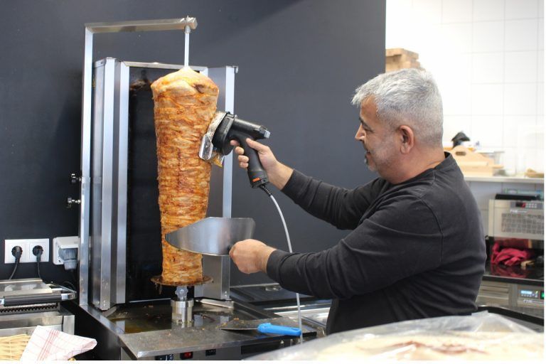 Quantensprung ins 100-Jahr-Jubiläum: Der türkischstämmige Pächter Mehmet Pektas, seit Jahrzehnten in Vorarlberg gastronomisch tätig, bietet im Basecamp-Restaurant nicht nur türkische Spezialitäten, er sorgt daneben vor allem für die Mittagsverpflegung der Kinderskikurse im Gemeinschaftsraum des Hauses.