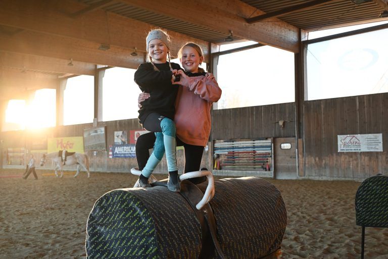 Die Voltigiererinnen Nele und Nea vom VRC St. Leonhard in Fußach zeigen, wie sie sich für den Sport auf dem Pferd fit halten.