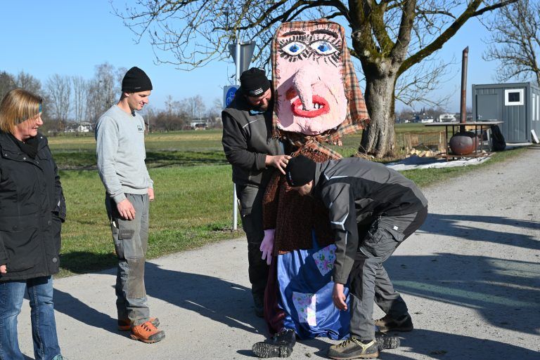 Tannenduft beim Eichele-Funken: Die Männer der Funkenzunft nehmen die Hexe von den Kindern entgegen. Sie wird noch am Freitag ganz oben auf der Spitze angebracht.