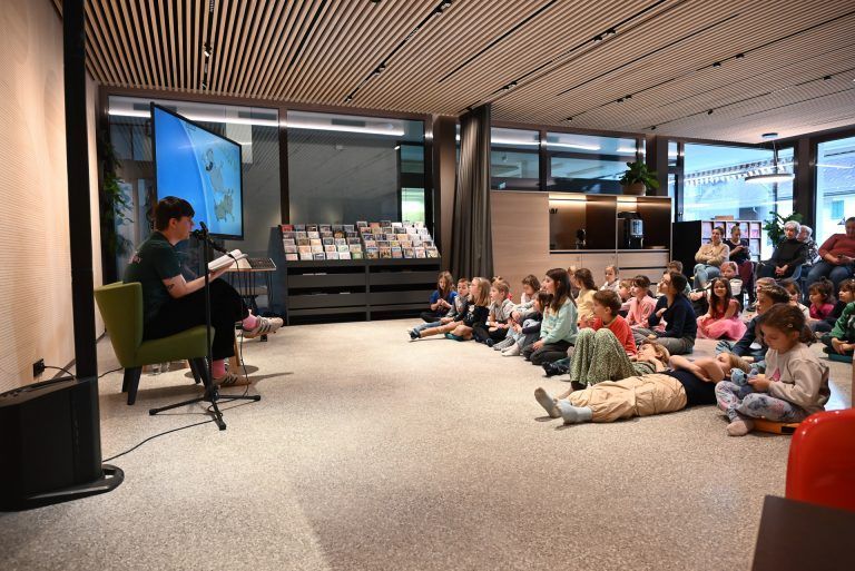Kinder tauchen in Welt der Wasserschweine ein: Die umgebaute Bibliothek eignet sich sehr gut für Lesungen.