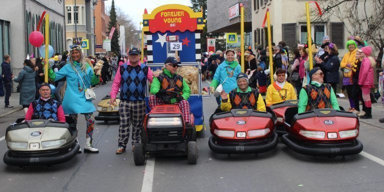 Riesenfest der Schollesteachar und Läbbe: Die Läbbe-Senioren drehten die Zeit zurück und setzten sich nach dem Motto Forever Young in die Autoscooter.