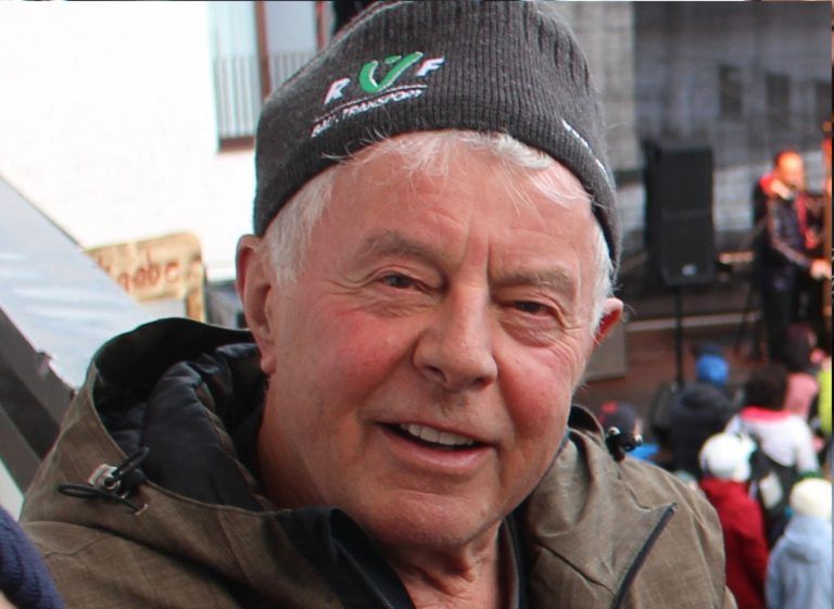 Hexe Kreszenzia durfte nicht entfleuchen: „Funkenanrainer“ Reinhard Willi. „Wenn die Wetterpropheten recht behalten, und das Abbrennen des Funkens ein Omen ist, dann war’s das für diesen Winter.“