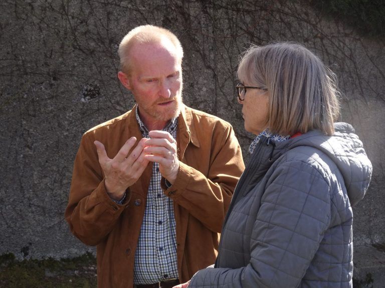 Ein neues Zuhause für Wildbienen & Co. : Richard Eberle informierte die Kursteilnehmer was es im Vorfeld des Baus zu beachten gibt, vor allem was die Gartengestaltung betrifft.