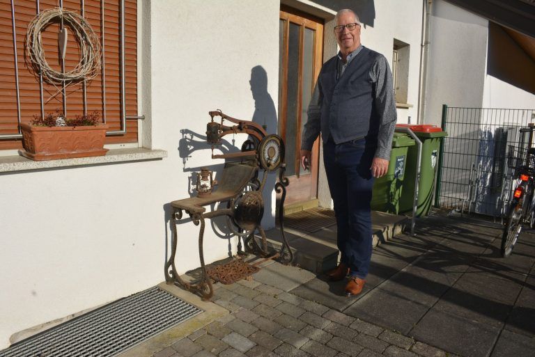 75 Jahre ALTON – eine Erfolgsgeschichte: 1 - Christine Alton, 2 Elisabeth Alton, 3 Thomas Alton, 4 FRanz Alton in sener Werkstätte, 5 die Maschine seines Vaters, 6 Detail der Maschine, 7Personal mit "Chefinnen", 8 die Firmengründer, 9 die Räumlichkeiten Reichsstrasse vor und nach dem Hausbau, 10 Foto des Schaufensters (Bildergalerie)