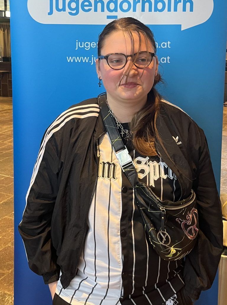 Gemeinsam für mehr Respekt: Lena Griesser, 15 Jahre, MS Markt: Ich war im Photovoice-karaoke Workshop. Ich habe schon viel davor gekannt, trotzdem war es interessant, über Bodyshaming, über Körper und Selbstwertschätzung und über die aktuellen Beuaty-Standards zu sprechen. Mitgenommen habe ich, dass jeder so perfekt ist, wie er ist.