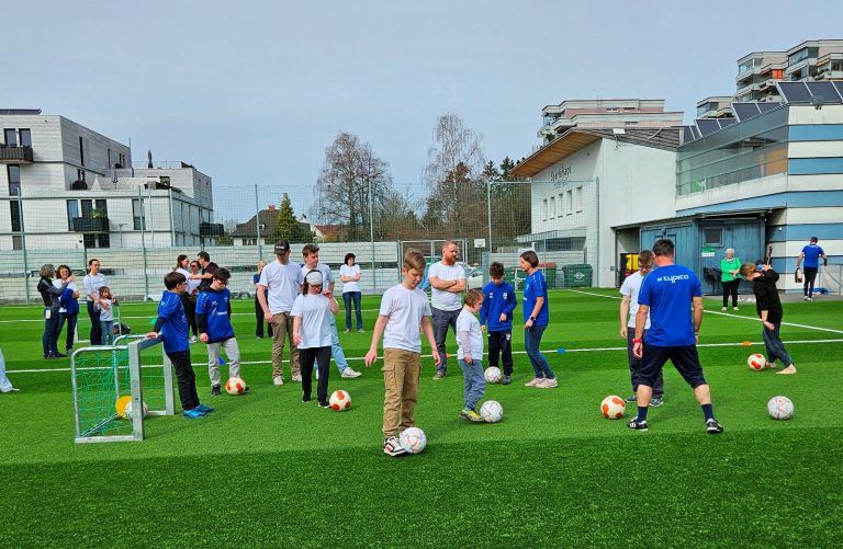 Welt-Down-Syndrom-Tag mit Sportfest beim SV typico Lochau: Auf dem Programm standen an verschiedenen Stationen unter Anleitung engagierter Trainer ein Aufwärmprogramm, balltechnische Übungen oder Spiele in kleinen Gruppen.