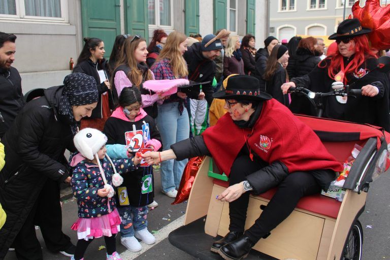 Riesenfest der Schollesteachar und Läbbe: Auch die Funkagotas verteilten fleißig Süßes.