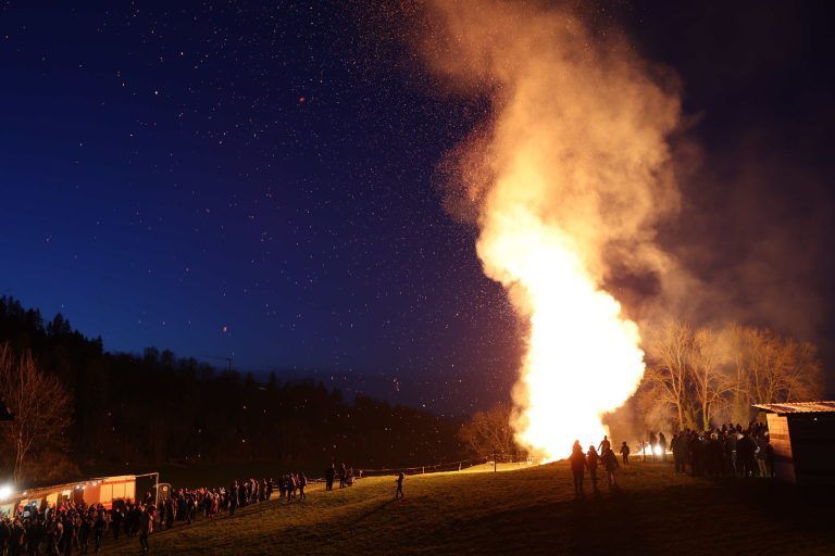 Gipfeltreffen von Funkenzünftlern: Der aBendhimmel ließ den Funken bestens zur Geltung kommen.