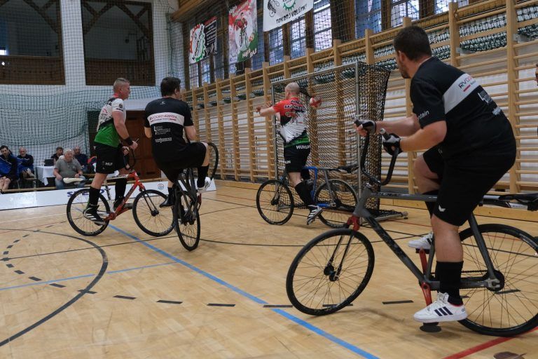 Dornbirner Radball-Teams weiter auf Erfolgskurs: Patrick Köck (rechts) mit der Hereingabe für Pascal Fontain.