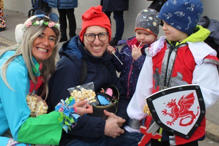 Riesenfest der Schollesteachar und Läbbe: Sogar mit Popcorn warteten Mäschgerle auf.