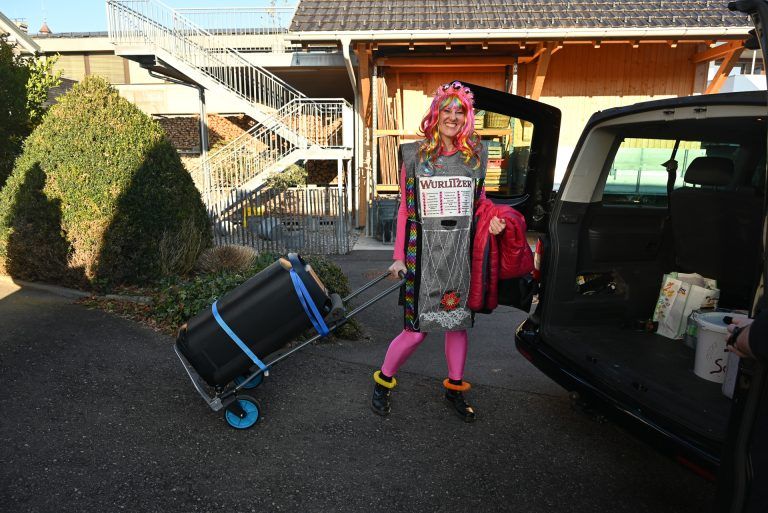 Faschingsfreude aus Lustenau : Auf einem Sackwagen kommt die Musikbox auf der Rosenmontagstour mit.
