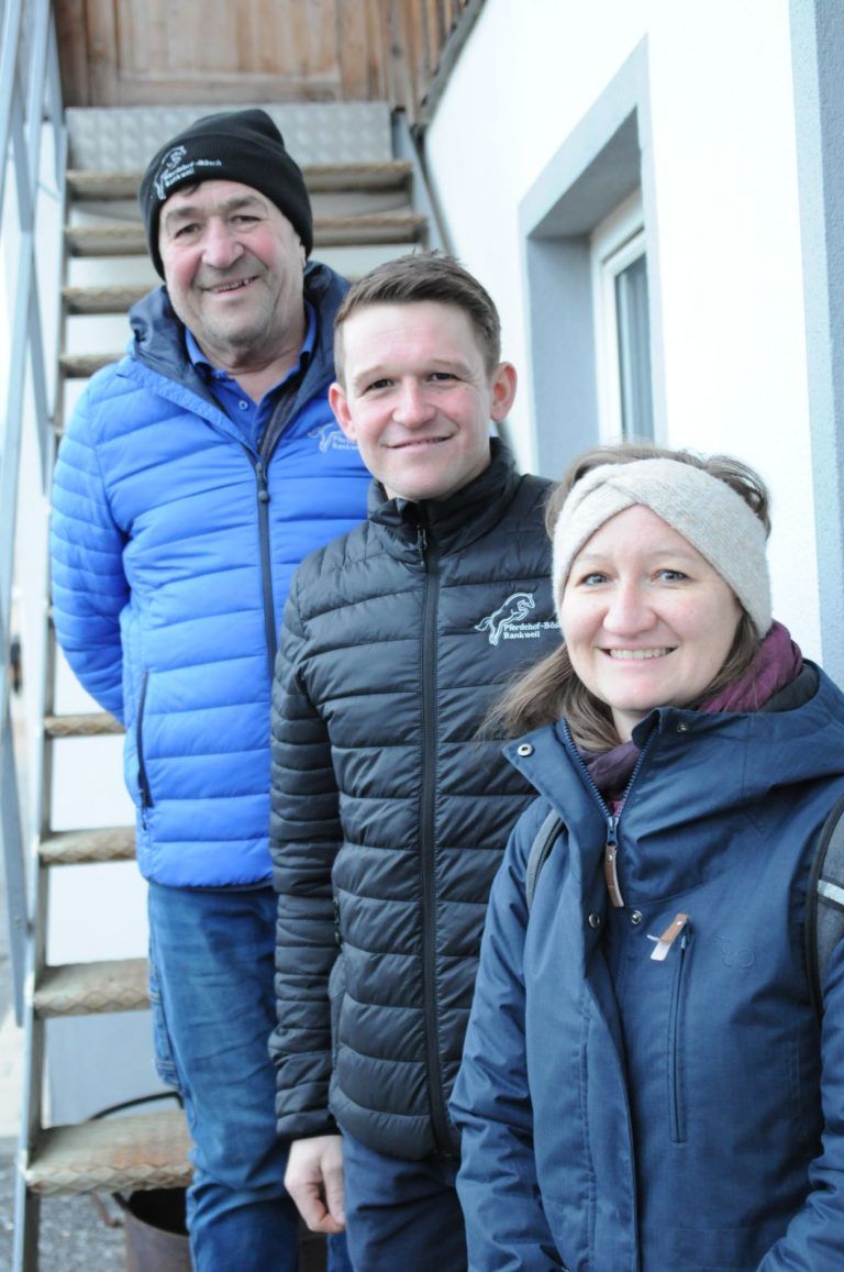 Einblick in den Pferdehof Bösch: Kurt Bösch, Alexander Bösch und Stefanie Kollmann-Obwegeser.