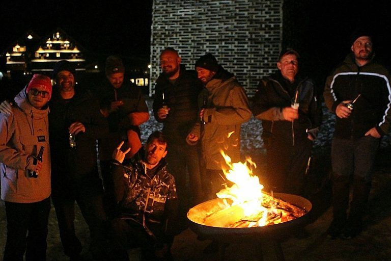 Schröckens Funken brannte im Schnee: Sie wollten es ganz sicher nicht verpassen – Urlauber aus Frankreich, die schon Stunden vor dem Anzünden auf den Funkenplatz gekommen waren und sich an der Feuerschale wärmten.