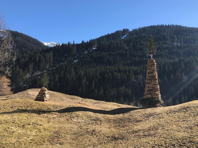 Tolles Funkenabbrennen in Wald a. A.: Der Waldner Funken wird seit vielen Jahren von der Feuerwehr gebaut.