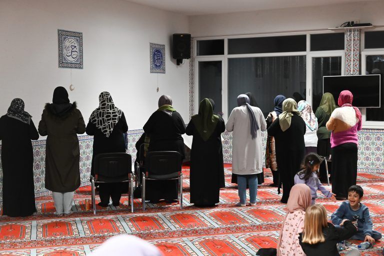 Gemeinsames Fastenbrechen in der Atib-Moschee: Während die einen noch essen und die Kinder spielen, widmen sich einige Frauen dem Gebet,