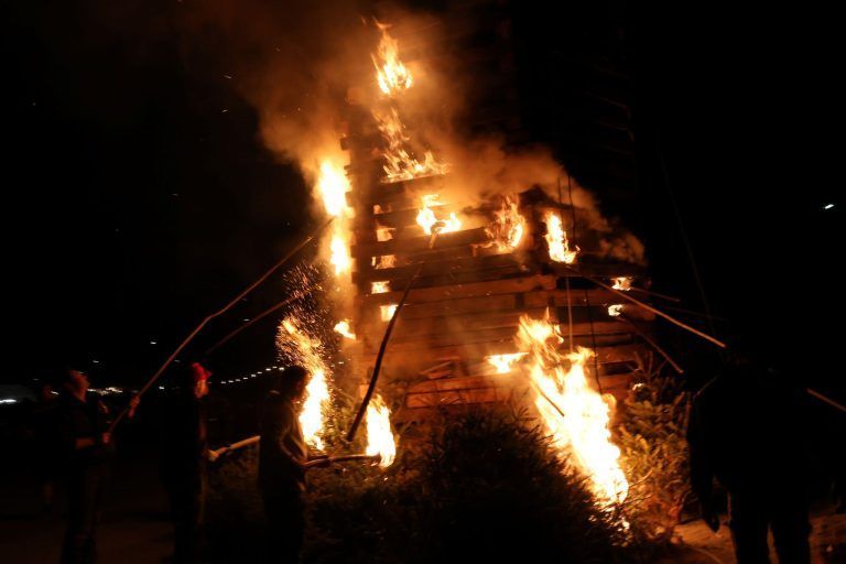 Ein lauter Knall vertrieb den Winter: Mit einem lauten Knall und lodernden Flammen wurde der Winter vertrieben.
