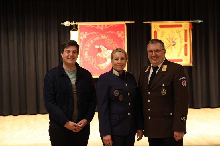 Führungswechsel bei der Feuerwehr Klaus: Bgm. Simon Morscher, PI-Kdt. Denise Ritter und BFI Wolfgang Huber.