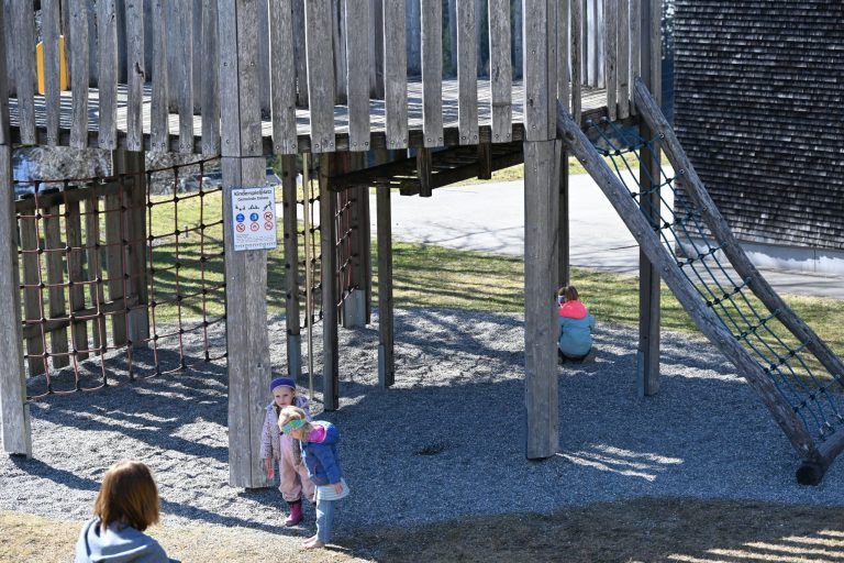 Altes Schulgebäude wird zum Kinderhaus: Die Spiel- und Grünflächen sind großteils vorhanden.