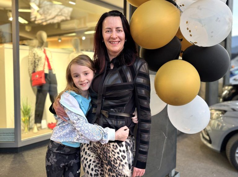 Alton feiert 75 Jahre Jubiläum: In Partystimmung: Bettina Wiesenhofer mit Sarah.