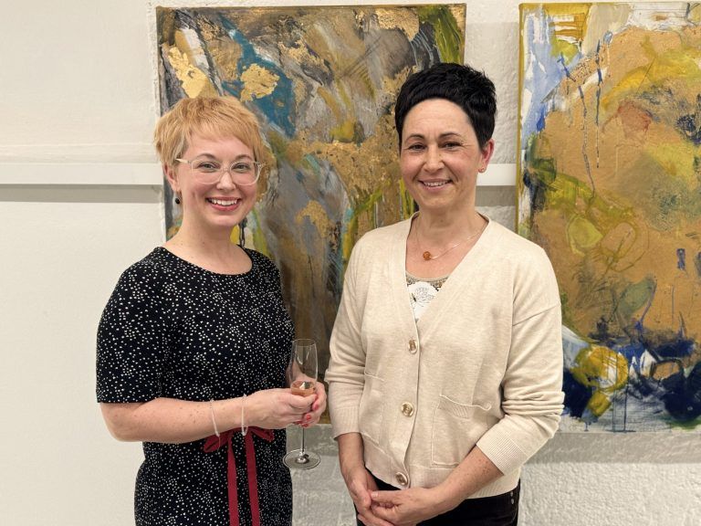 Beeindruckende Ausstellung: Die Töchter der Künstlerin: Flora Färber und Lea Gary.