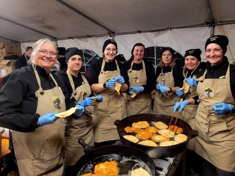 In Lochau laden „Bäumle“ und „Berg“ zum Funkenfest: Die „Bömmler Funka-Küchle“ sind natürlich die Besten, sie schmecken Jung und Alt. Der Funkenplatz am See ist bereits ab 15 Uhr bewirtet.