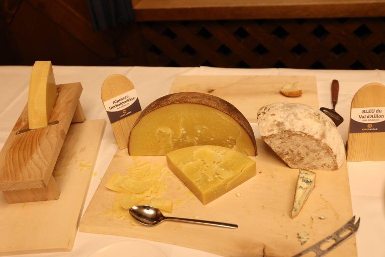 Weinraritäten am Gebhardsberg: Ein Teil der österreichischen und französischen Käse.