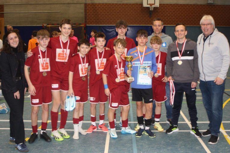 BG Feldkirch krönt sich zum Futsal-Champion: SMS Rankweil mit Trainer Markus Lins wurde sensationell Dritter. SMS Nenzing mit Landesreferent Christoph Neyer, Sparkassen Marketing Mitarbeiterin und Trainer Frederik Koch wurden Vizechampion. (Bildergalerie)