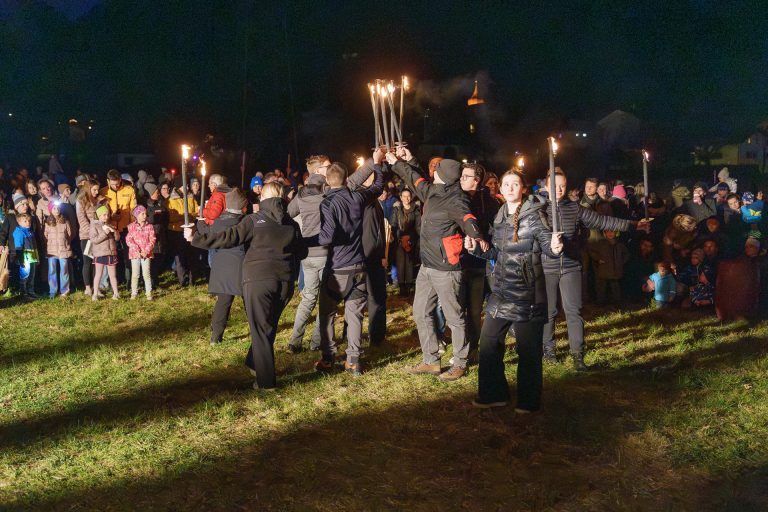 Actionreiches Funkenwochenende in Vandans mit Laura Bilgeri: Die Trachtengruppe Vandans beim Fackeltanz.