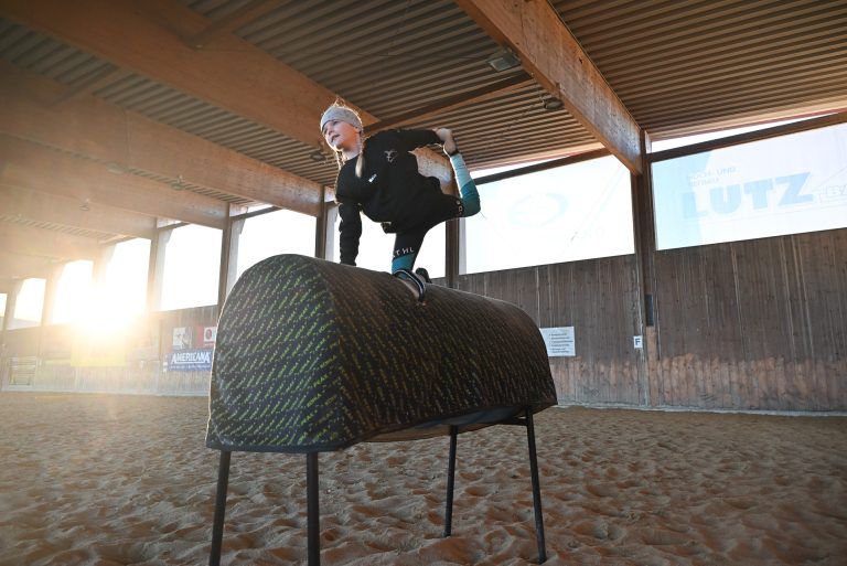 Kostbare Zeit auf dem Pferd: Nele lernt Balance zu halten und dabei ihre Übungen auszuführen.