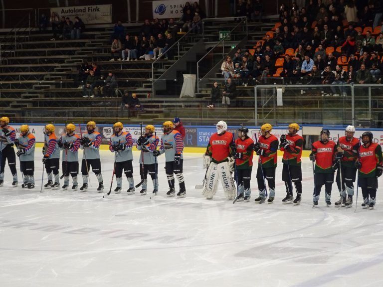 Eiskalte Rivalen, heiße Herzen: Auch heuer fanden sich mutige Neo-Eishockey-Cracks, die sich für die gute Sache aufs Eis wagten.