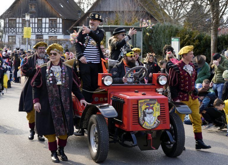 Prinzessin Margot und Prinz Wolfgang im Prinzenpaarauto flankiert von den Hörbranzer Raubrittern