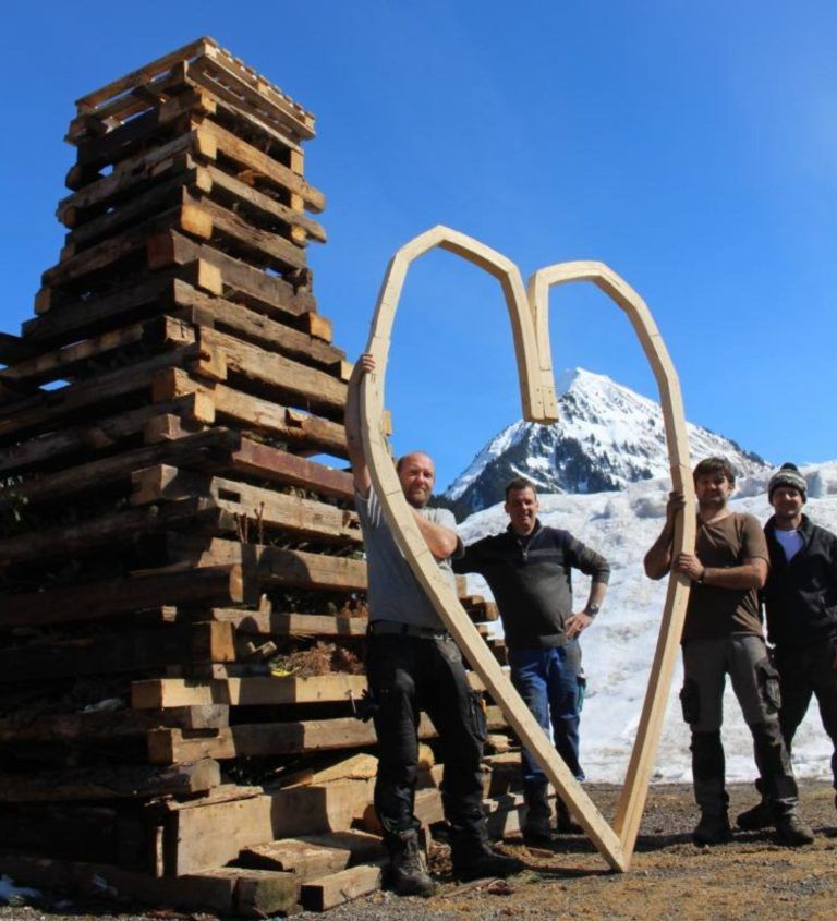 Hexe Kreszenzia durfte nicht entfleuchen: Schoppernaus Funkenzunft ist immer für Spektakuläres gut: 2019 wurde der Funken zerstört, mit vereinten Kräften wurde ein Ersatzfunken gebaut und die Brandstifter mit einem riesigen Symbol „herzlich eingeladen“ zum Funken zu kommen.