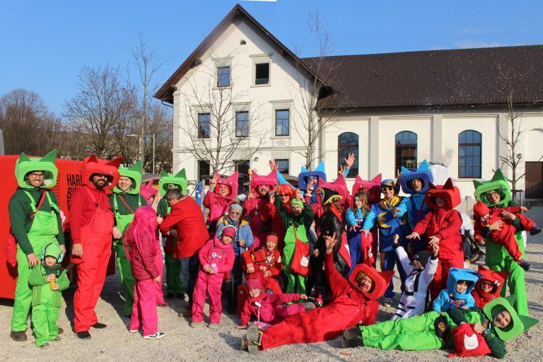 Riesenfest der Schollesteachar und Läbbe: Premiere für eine neue Fasnattruppe: Was den Bregenzer die Seebrünzler, sind jetzt in Hard die Binnabecka Biesler, die sich zum "historischen" Erinnerungsfoto im Vereinshauspark stellten (und legten)