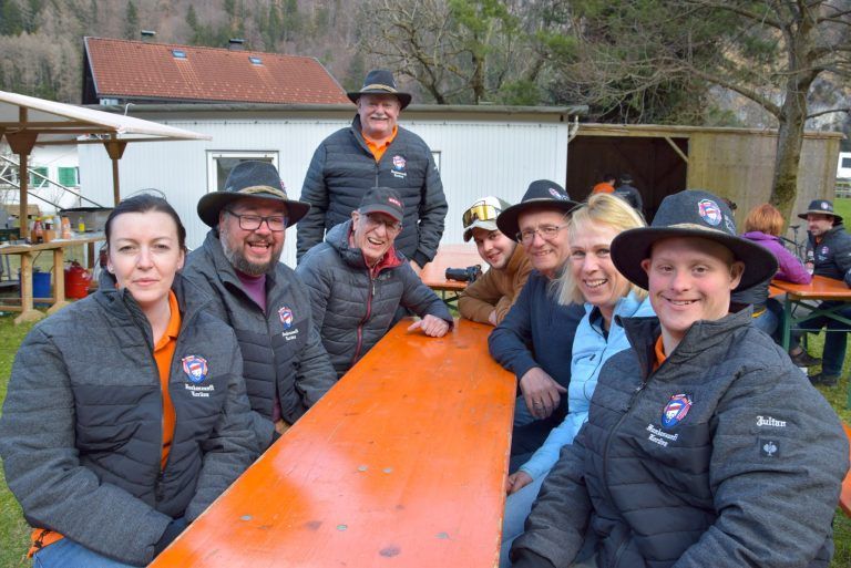 Funkenhexe machte unfreiwilligen Ausflug: Von links: Stefanie Rudigier, Dominic Rudigier, Toni Collini, stehend Zunftmeister Franz Marte, Michael Tomaselli und Familie Schnetzer: Gabriel und Esther mit Sohn Julian.