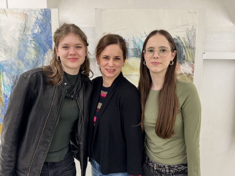 Beeindruckende Ausstellung: Isabel Bitriol mit den Töchtern Paulina und Camilla.