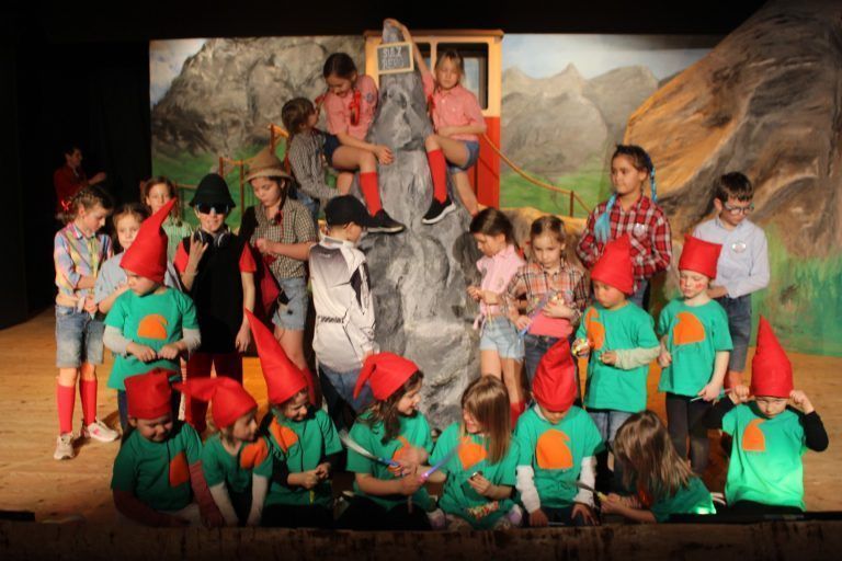 Fasnatspaß im Thaler Jubiläums-Zirkus: Früh übt sich, wer einmal ein Reinhold Messner werden will: die Thaler Kids am Sulzberg.