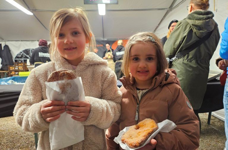 Jubiläumsfunken am See begeistert Jung und Alt: Die hausgemachten „Bömmler Funka-Küchle“ sind natürlich die Weltbesten, sie schmecken Jung und Alt.