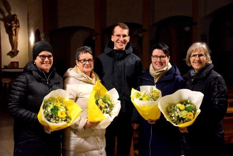 Fastenpredigtserie in der Heilig-Kreuzkirche: Barbara Dressel, Manuela Schallert, Kaplan Jakob Geier, Doris Kaufmann und Melitta Fritsche, von links.
