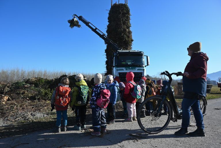 Tannenduft beim Eichele-Funken: Die Kinder vom Riedkindergarten überbringen den Männer höchstpersönlich ihre Funkenhexe.