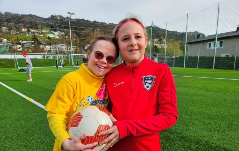 Welt-Down-Syndrom-Tag mit Sportfest beim SV typico Lochau: Auch Mädchen haben Spaß am Fußballspielen.