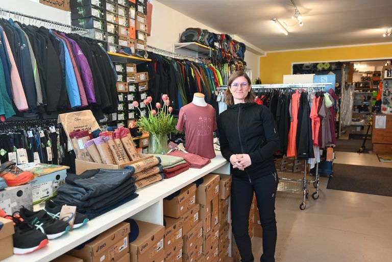 „Uns gibt’s nur, so lange Kunden zu uns kommen“: Das Sportfachgeschäft SPOHO in Lustenau trotzt der Schließungswelle im Land. Inhaberin Sonja Hollenstein legt großen Wert auf persönliche Beratung.